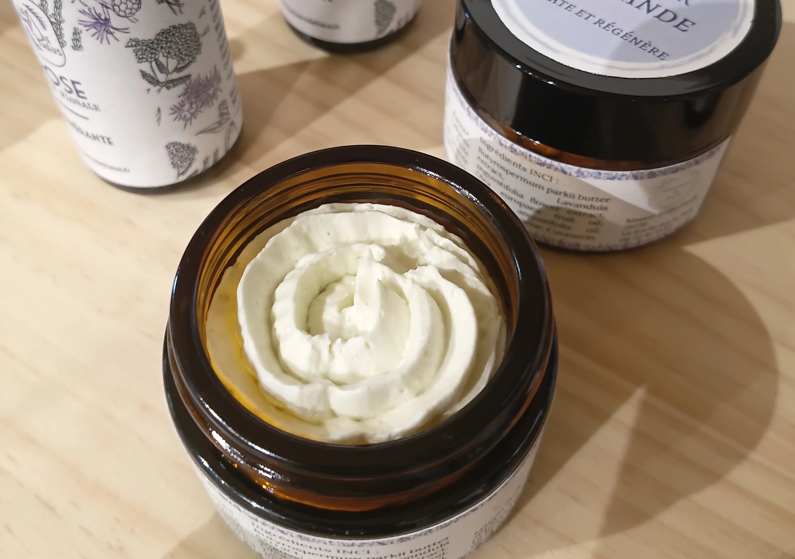 Crème cosmétique naturelle dans son pot en verre