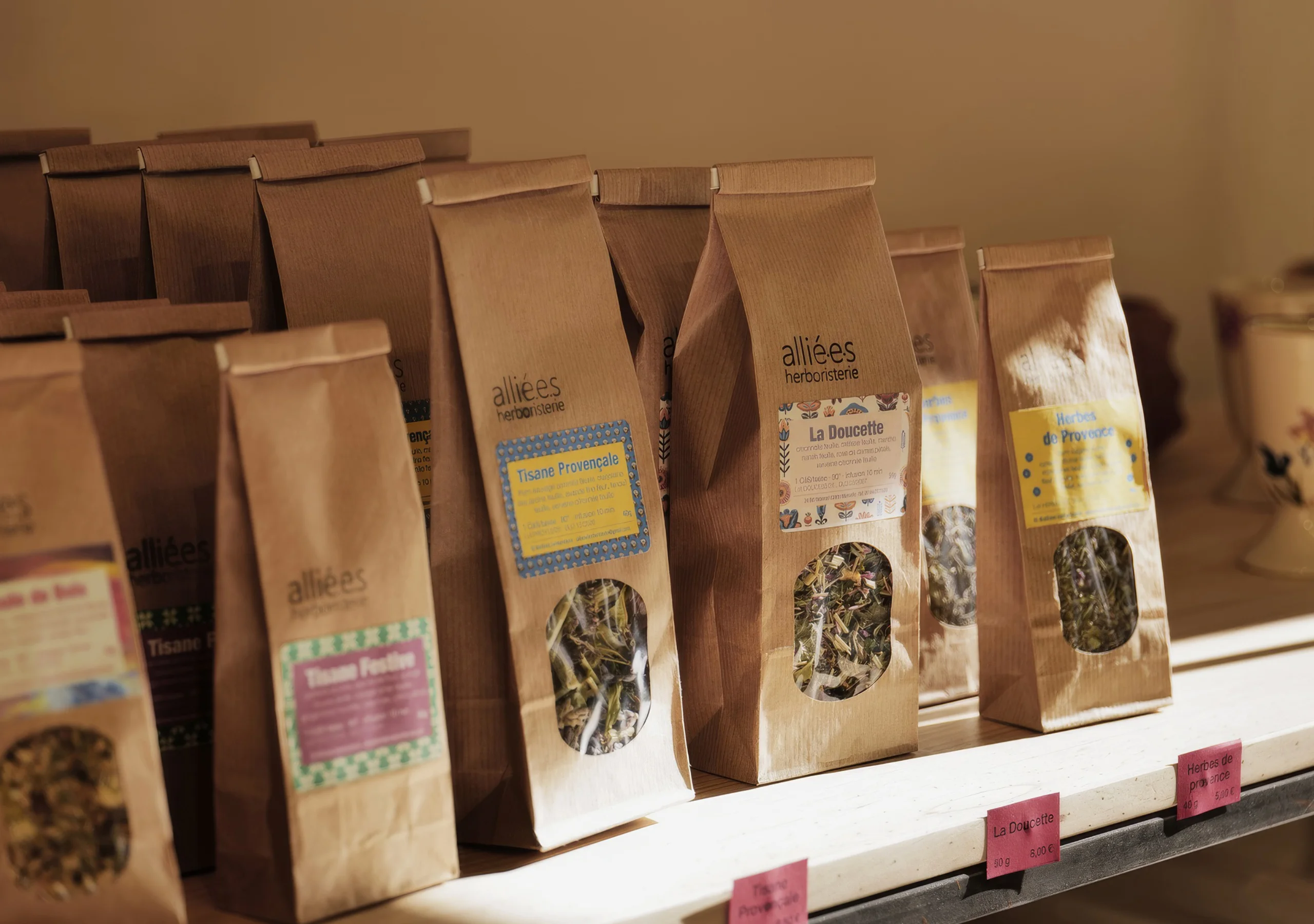 Sachets de tisanes artisanales présentés sur une étagère